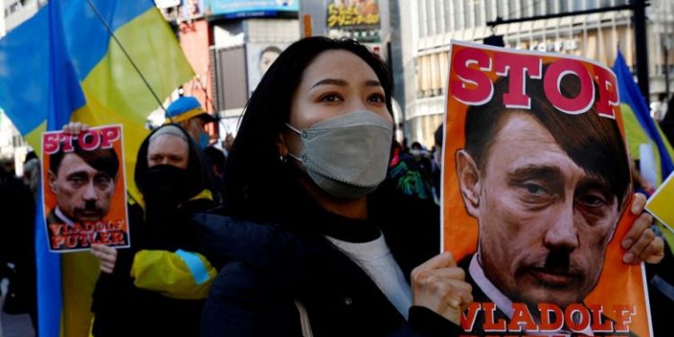 FOTOLAJM/ Nga Londra në Tokio, qytetarët protestojnë masivisht kundër pushtimit të Ukrainës