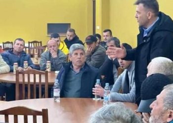 FOTO/ Elton Bano drejtë fitores në Lushnje, gëzon mbështetje të fuqishme. Takim në fshatin Krutje e Sipërme