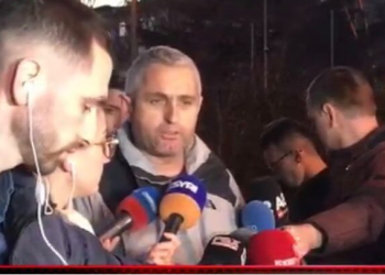 “Janë arinj këta, shpellarë që kërcënojnë botën”/ Protestë pranë ambasadës ruse në Tiranë