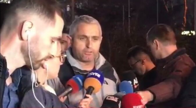 “Janë arinj këta, shpellarë që kërcënojnë botën”/ Protestë pranë ambasadës ruse në Tiranë