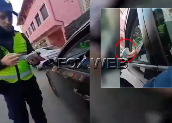VIDEO/ “Për çfarë po m’i jep këto?”, shoferët kapen mat duke korruptuar policët
