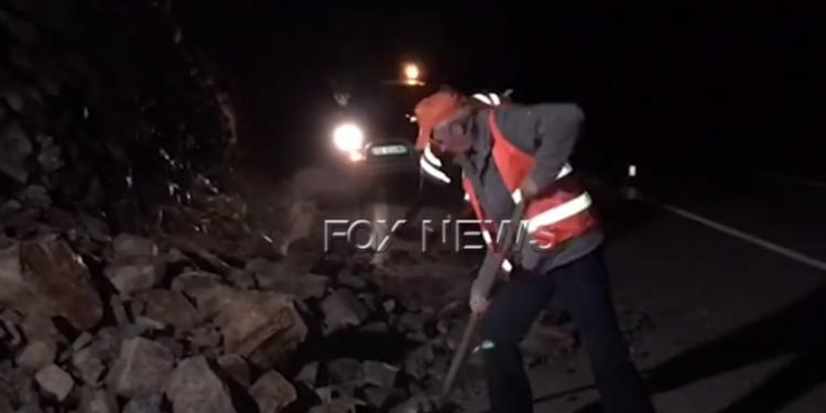 Shiu shkakton rënie masive gurësh! Bllokohet lëvizja e makinave në aksin Elbasan-Librazhd