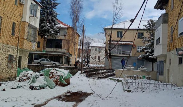 Moti i keq me stuhi dëbore dëmton shtyllat në Korçë dhe Elbasan, OSSH: Situatë kritike, grupet e punës janë terren