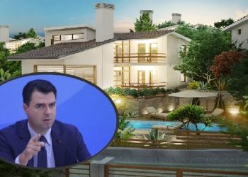 FOTO/ Servilët presin ndonjë kockë nga ai, Lulzim Basha merr vilë të re tek Samir Mane