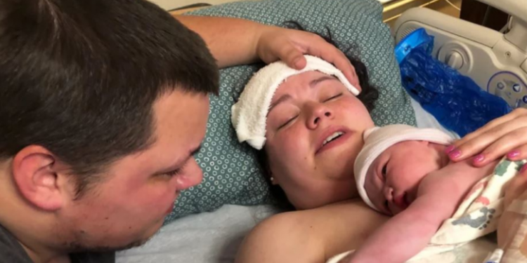 Rastësia e “çuditshme”, një foshnje lindi në 22/2/ 2022 në orën 2:22 në sallën nr 2