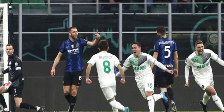 VIDEO/ Interi del bllof në shtëpi, e mund Sassulo pastër me dy gola