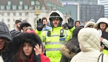 Objekt i dyshimtë në mes të rrugës, bllokohet qarkullimi në katër ura në Londër