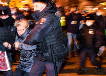 VIDEO/ Protestë kundër luftës në Ukrainë, policia prangos 800 persona