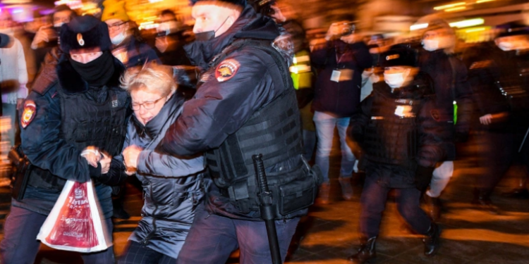 VIDEO/ Protestë kundër luftës në Ukrainë, policia prangos 800 persona