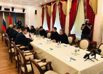 Publikohen fotot e para nga takimi midis delegacioneve ruse dhe ukrainase