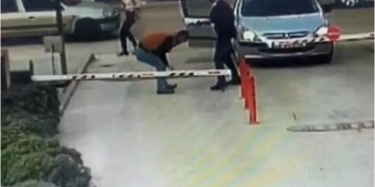 E rëndë/ Polici vret në mes të rrugës ish partneren e tij, e pa në makinë me një burrë tjetër