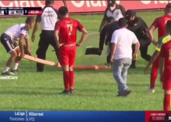 VIDEO/ Ndodh në Guatamala, gjarpëri futet në fushë, lojtarët ikin me vrap