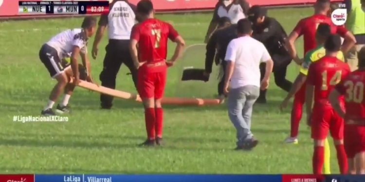 VIDEO/ Ndodh në Guatamala, gjarpëri futet në fushë, lojtarët ikin me vrap