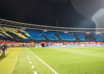 VIDEO/ E frikshme/ Tifozët serbë me koreografi varresh me ngjyrat e flamurit ukrainas!