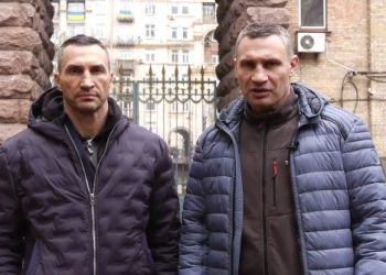 “Këtu po ndodh tragjedia”, dy boksierët ukrainas Vitali dhe Wladimir Klitschko japin mesazhin e rëndësishëm: Të bashkuar kundër agresionit rus