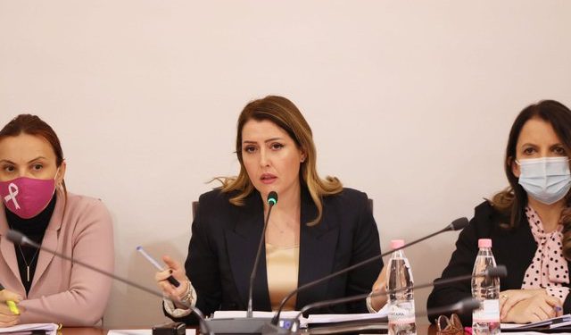 300 mijë vaksina Pfizer brenda marsit, Manastirliu: Kemi ulje të infektimeve dhe fataliteteve nga Covid