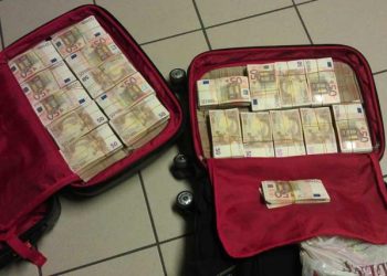 E pazakontë në Rinas/ Ndalohet kamerunasi me mbi 1 mln euro në valixhe, si e zbuloi policia