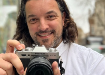 VIDEO/ Ky është Samueli, njeriu që ka shkrepur foto çdo ditë për dhjetë vite në orën 12:34