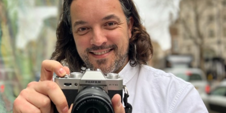 VIDEO/ Ky është Samueli, njeriu që ka shkrepur foto çdo ditë për dhjetë vite në orën 12:34