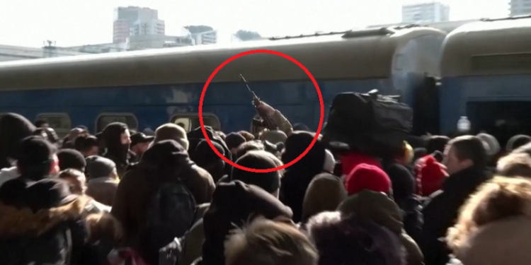 VIDEO/ Të shtëna me armë në një stacion treni në Kiev, njerëzit ulërijnë të tmerruar