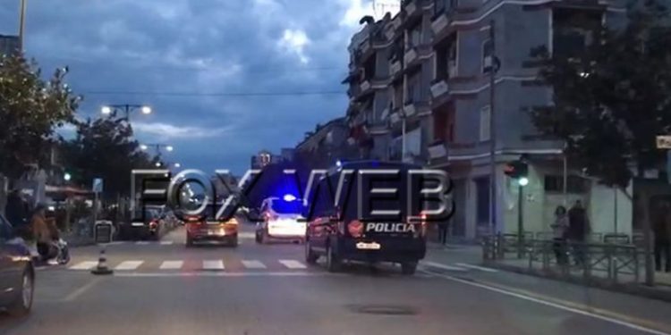 FNSH dhe Shqiponjat “zbarkojnë” në Elbasan, ndalohen mjetet luksoze dhe persona të skeduar nga policia