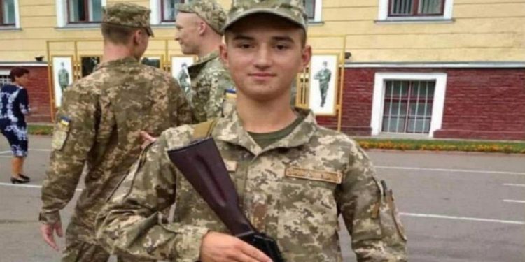 FOTO/ Tre ushtarë 18-vjeçarë ukrainas humbin jetën në frontin e luftës