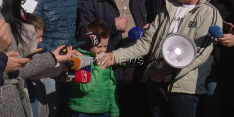 VIDEO/ Prishja e banesave te “5 maji”, vogëlushi rrëqeth me fjalët: Shoku im Zaho, thuaji babit tënd…