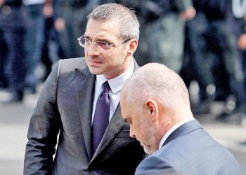 ‘I hodhe të gjithë një e nga një’, Rama: ‘Jam akoma krenar për Tahirin!’ Iu bën shenja deputetëve të tij