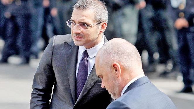 ‘I hodhe të gjithë një e nga një’, Rama: ‘Jam akoma krenar për Tahirin!’ Iu bën shenja deputetëve të tij