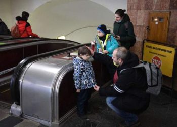 FOTO/ Çfarë po ndodh në Ukrainë pas sulmit rus? Metrotë dhe stacionet në Kiev të mbushur plot me njerëz