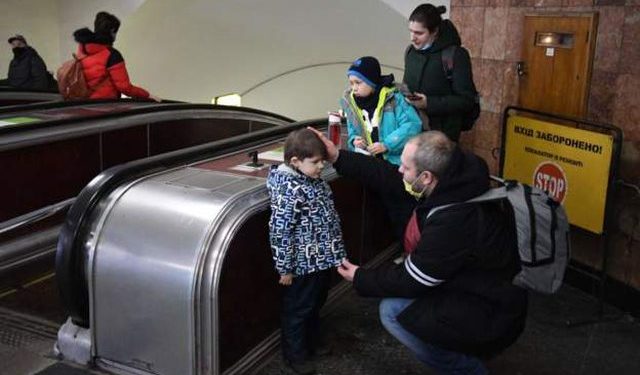 FOTO/ Çfarë po ndodh në Ukrainë pas sulmit rus? Metrotë dhe stacionet në Kiev të mbushur plot me njerëz