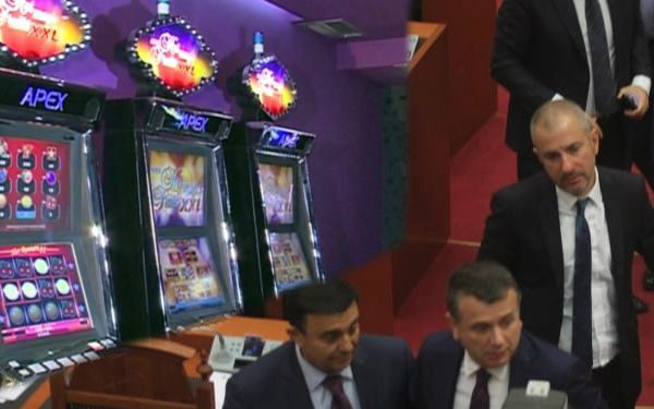 Lajmi bombastik/ Si i humbën politikanët shqiptarë lekët në kazino