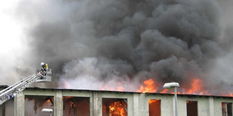 Zjarr në banesë, shuhet çifti i të moshuarve në Borsh