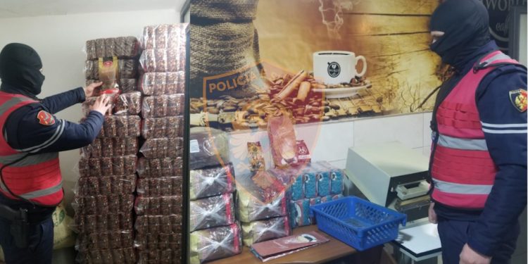 Sekuestrohen mbi 3 ton kafe kontrabandë në Kukës, procedohen tre persona