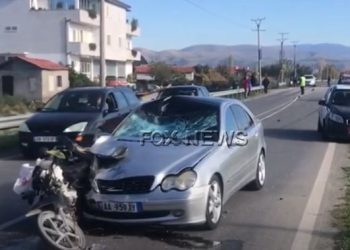 Aksident në Durrës, shoferi humb kontrollin e makinë dhe përplas motorin, i plagosuri niset drejt spitalit