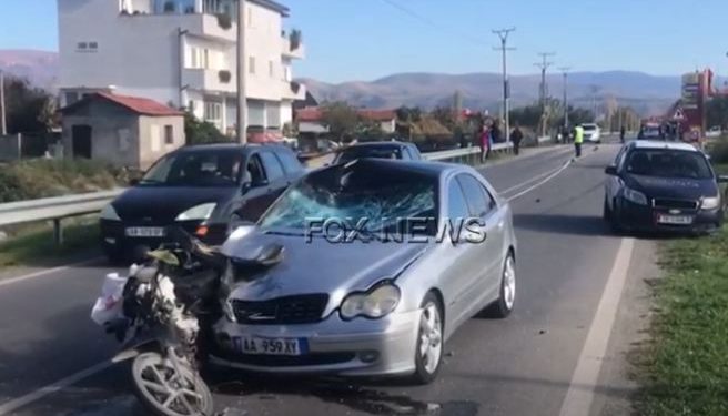 Aksident në Durrës, shoferi humb kontrollin e makinë dhe përplas motorin, i plagosuri niset drejt spitalit