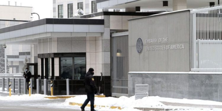 “Situata mund të përkeqësohet”, ambasada e SHBA thirrje qytetarëve amerikanë të largohen nga Kievi