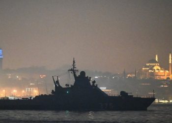 Lufta në Ukrainë, Turqia mbyll kalimin e anijeve luftarake, bllokohen katër anije ruse