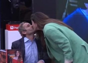 FOTO/ Iliri i dërgon puthje Arjolës, aktorja befason me veprimin ndaj bashkëshortës së tij