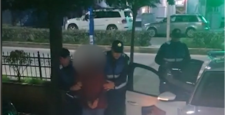 EMRI/ Policët i shkuan në shtëpi pas të shtënave me armë, 38-vjeçari i kërcënon me kallashnikov