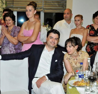 FOTO/ Aurela më romatike se kurrë, poston foton me dedikim për Bashën për Shën Valentin