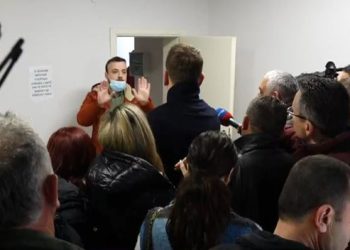 “Më mirë na nisni ushtarë në Ukrainë”, banorët e “5 Majit” protestë në zyrat e ARRSH: Lulzim Basha fshihet pas këtij krimi