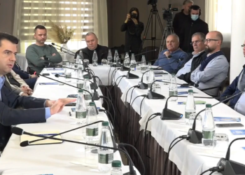 Lulzim Basha prezanton kandidatin e tij në Durrës me puntorët e Kunatit