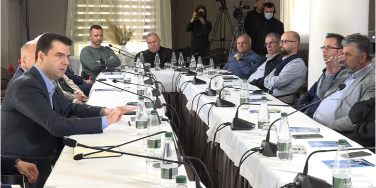 Lulzim Basha prezanton kandidatin e tij në Durrës me puntorët e Kunatit