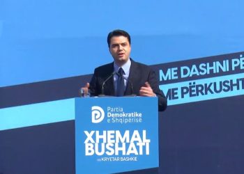 FOTO/ Shkodra e ka bërë lanet, Lulzim Basha prezanton Xhemalin me 20 autobusa me vete