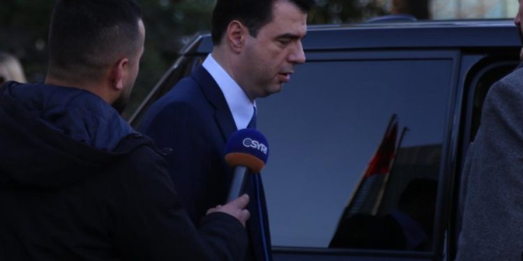 FOTO/ Kandidati i Bashës në Rrogozhinë del kriminel në Itali me dokument, gati prangat