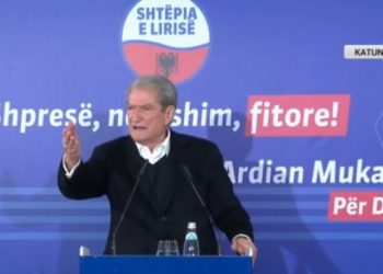 Berisha ironizon Bashën/ “Brava nuk del nga selia, nisi një tur dhe e pritën me domate