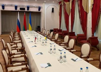 Gati për bisedime, ja tryeza ku do të ulen delegacionet Rusi-Ukrainë. Nuk dëgjohen më sirenat e sulmit ajror në disa qytete