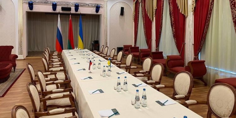 Gati për bisedime, ja tryeza ku do të ulen delegacionet Rusi-Ukrainë. Nuk dëgjohen më sirenat e sulmit ajror në disa qytete
