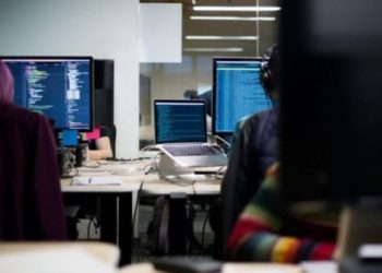 EMRAT/ Mashtronin të huaj për të investuar në “Forex”, arrestohen 3 punonjës në një ‘call-center’